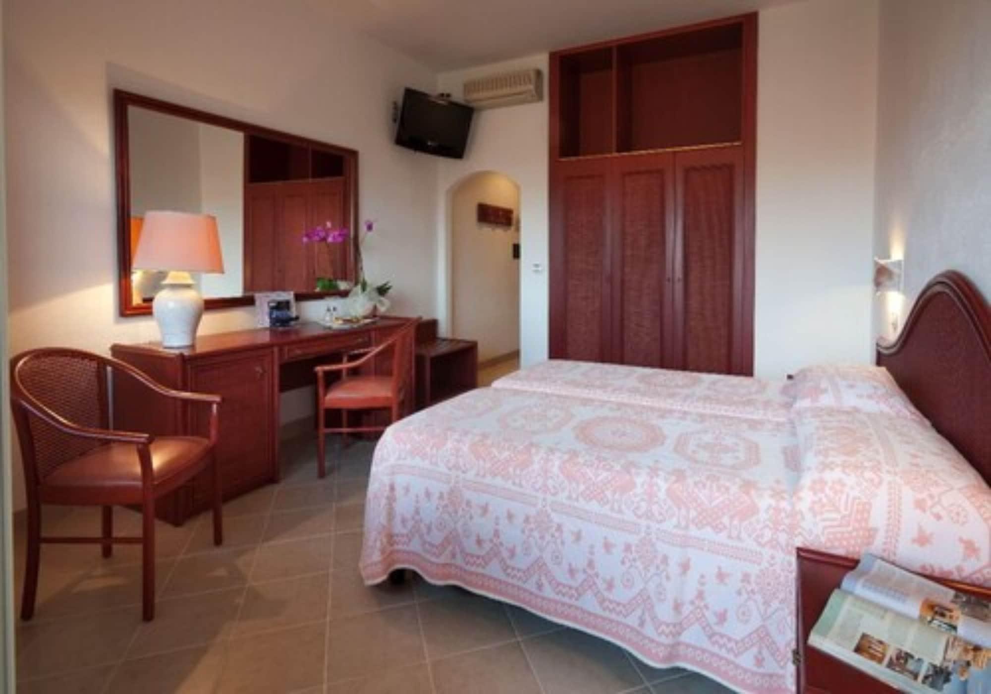 Gabbiano Azzurro Hotel & Suites Golfo Aranci Dış mekan fotoğraf